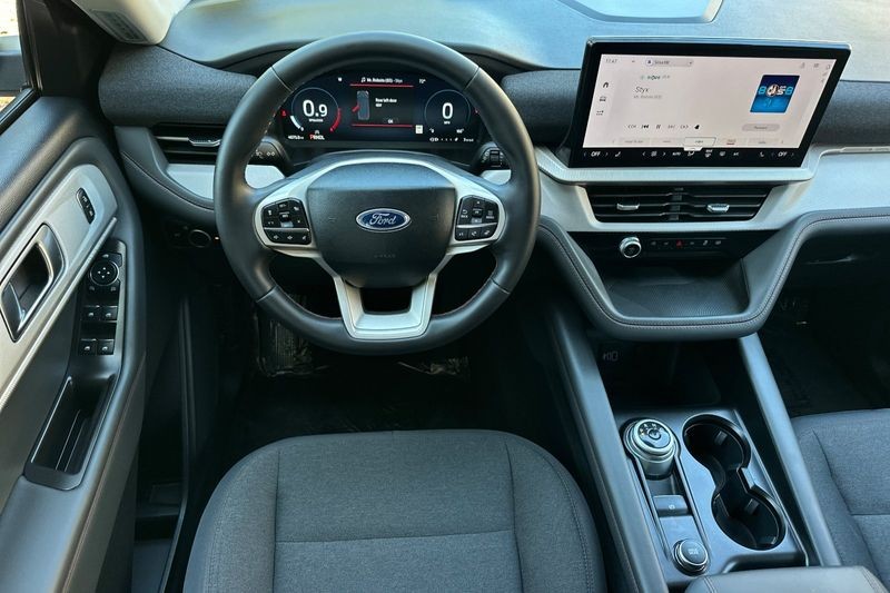 Ford Explorer Vehicle Full-screen Gallery Image 15