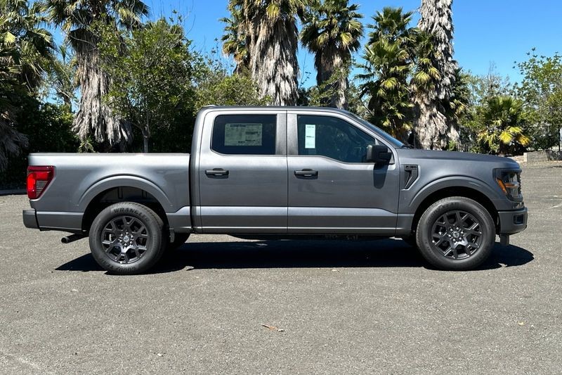 Ford F-150 Vehicle Full-screen Gallery Image 02