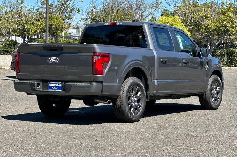 Ford F-150 Vehicle Full-screen Gallery Image 03