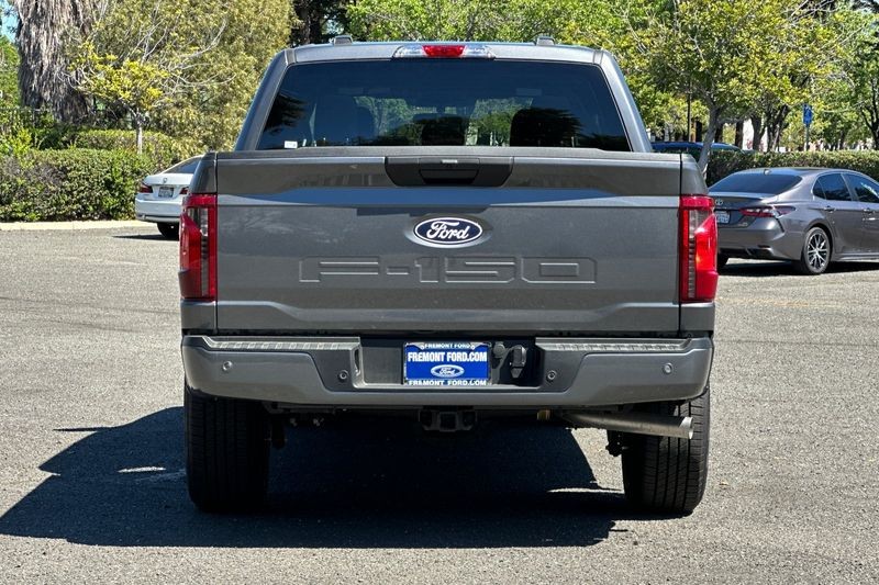 Ford F-150 Vehicle Full-screen Gallery Image 04