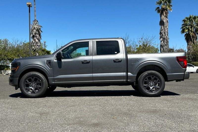 Ford F-150 Vehicle Full-screen Gallery Image 06