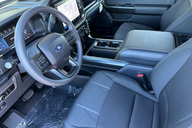 Ford F-150 Vehicle Full-screen Gallery Image 09