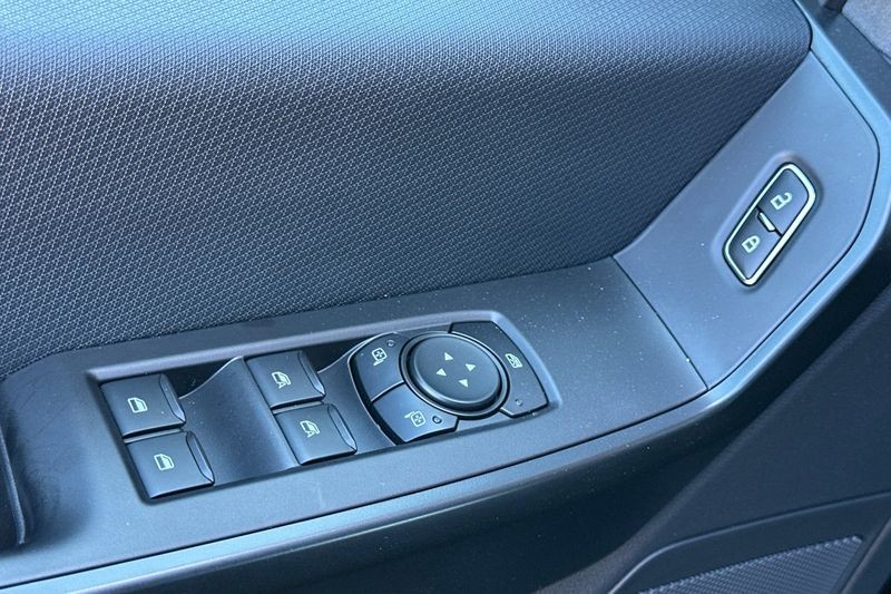Ford F-150 Vehicle Full-screen Gallery Image 11