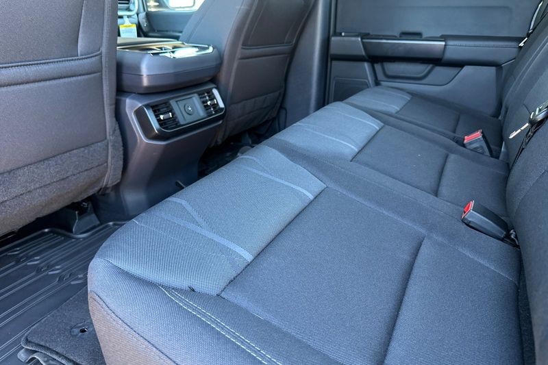 Ford F-150 Vehicle Full-screen Gallery Image 12