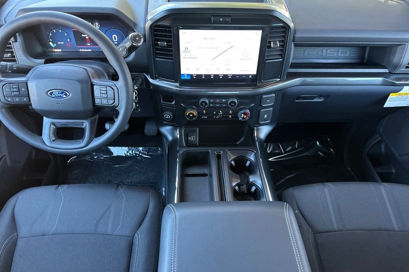 Ford F-150 Vehicle Full-screen Gallery Image 14