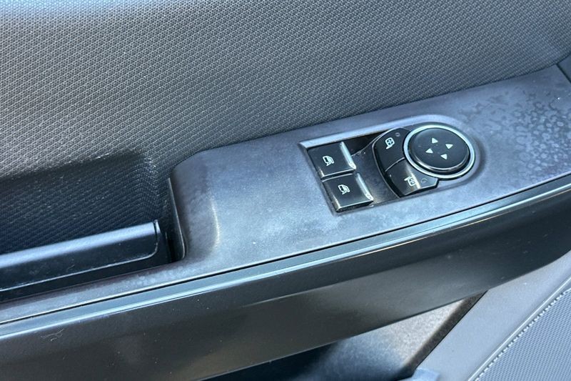 Ford F-150 Vehicle Full-screen Gallery Image 11