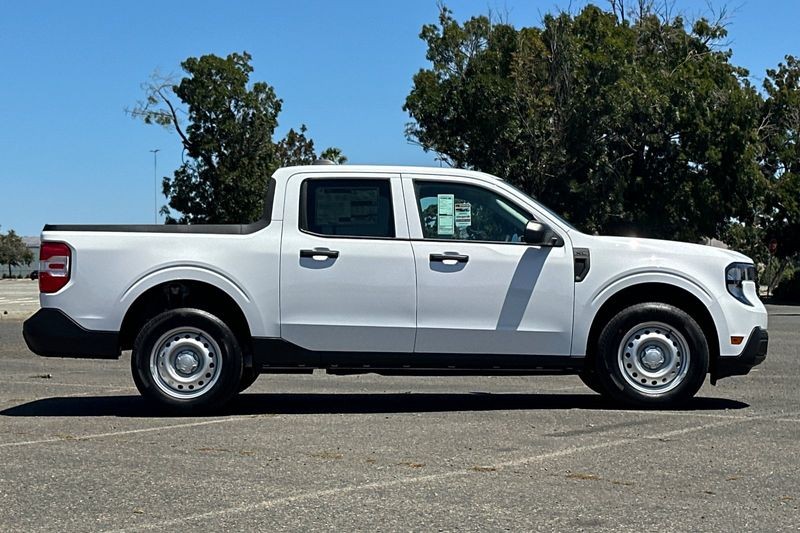 Ford Maverick Vehicle Full-screen Gallery Image 02