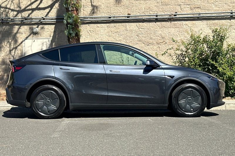Tesla Model Y Vehicle Full-screen Gallery Image 02