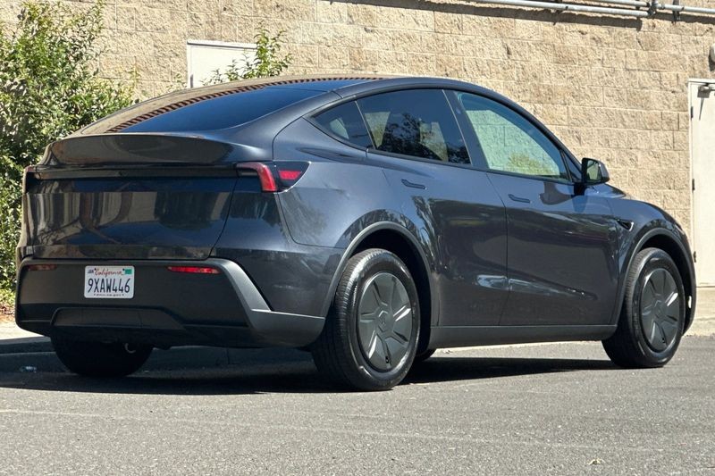 Tesla Model Y Vehicle Full-screen Gallery Image 03