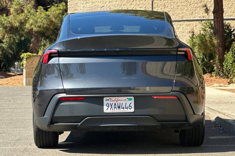 Tesla Model Y Vehicle Full-screen Gallery Image 04