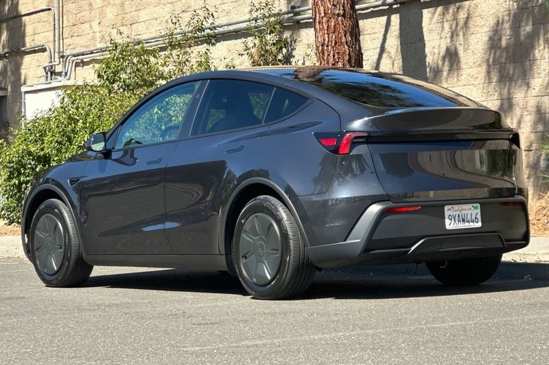 Tesla Model Y Vehicle Full-screen Gallery Image 05