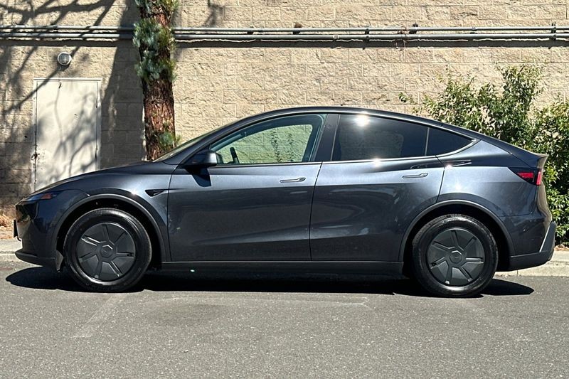 Tesla Model Y Vehicle Full-screen Gallery Image 06