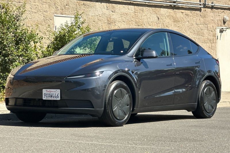 Tesla Model Y Vehicle Full-screen Gallery Image 07