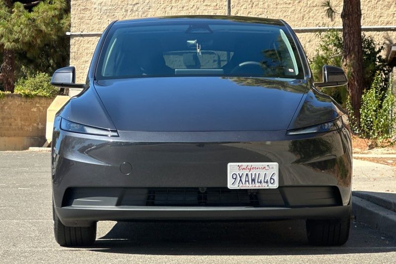 Tesla Model Y Vehicle Full-screen Gallery Image 08