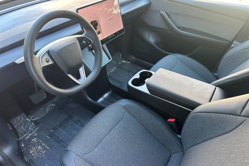 Tesla Model Y Vehicle Full-screen Gallery Image 09