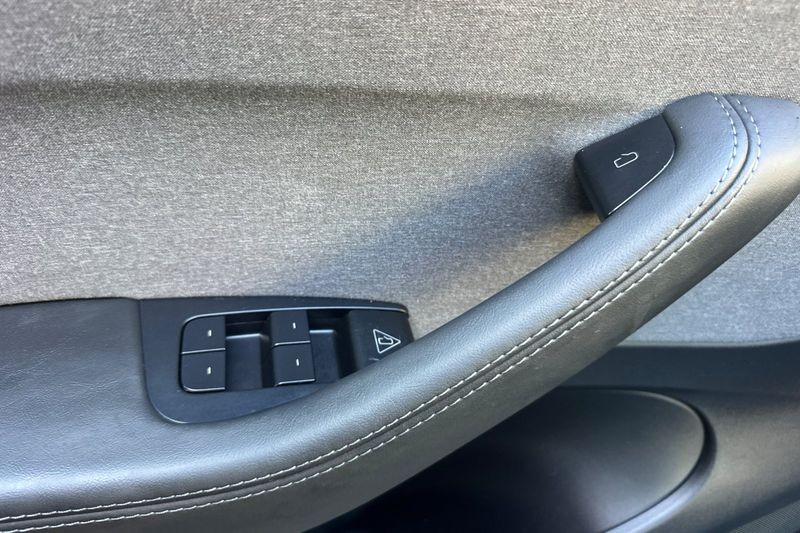 Tesla Model Y Vehicle Full-screen Gallery Image 10