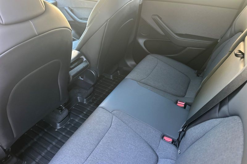 Tesla Model Y Vehicle Full-screen Gallery Image 13