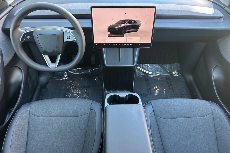 Tesla Model Y Vehicle Full-screen Gallery Image 14