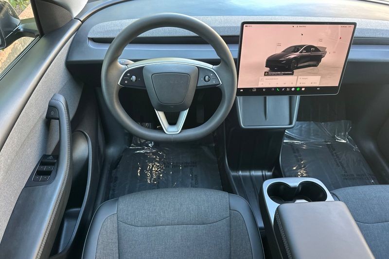 Tesla Model Y Vehicle Full-screen Gallery Image 15