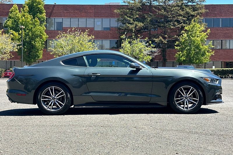 Ford Mustang Vehicle Full-screen Gallery Image 02
