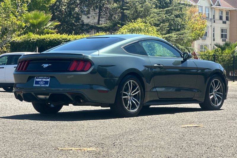 Ford Mustang Vehicle Full-screen Gallery Image 03