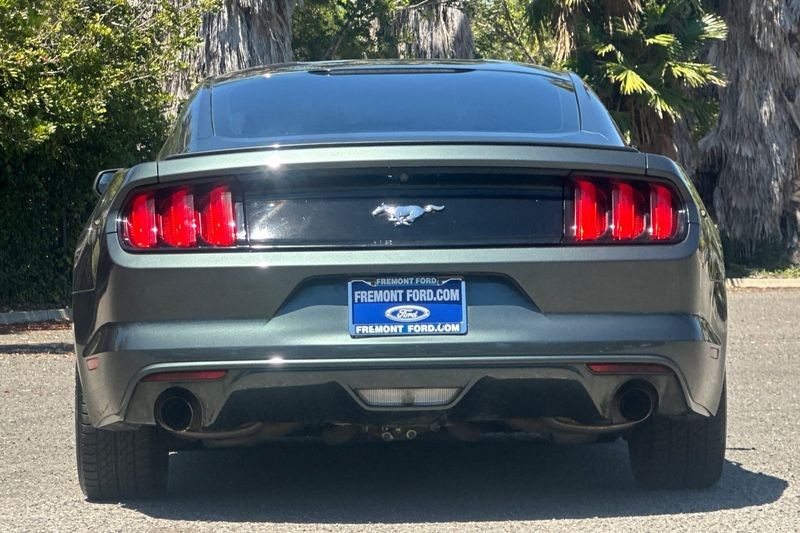 Ford Mustang Vehicle Full-screen Gallery Image 04