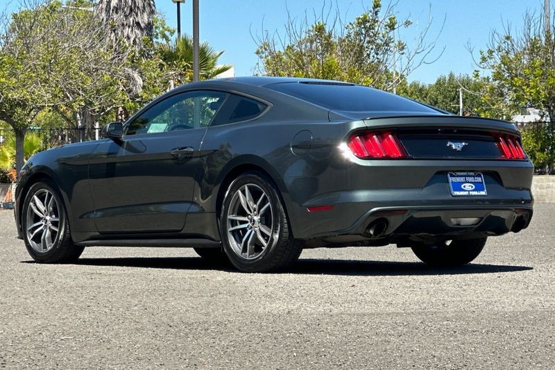 Ford Mustang Vehicle Full-screen Gallery Image 05