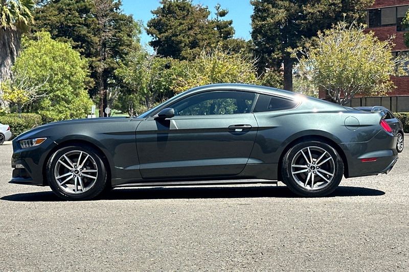 Ford Mustang Vehicle Full-screen Gallery Image 07