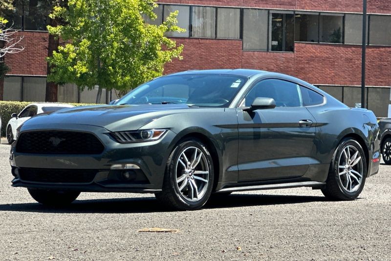 Ford Mustang Vehicle Full-screen Gallery Image 08