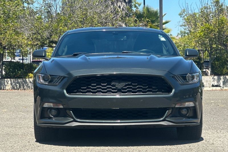 Ford Mustang Vehicle Full-screen Gallery Image 09