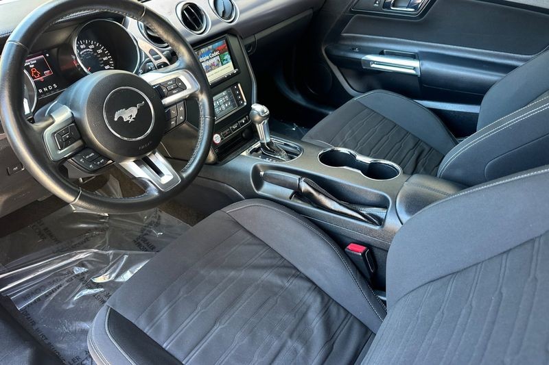 Ford Mustang Vehicle Full-screen Gallery Image 10