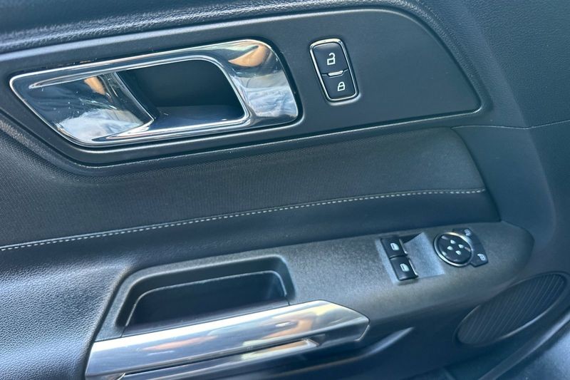 Ford Mustang Vehicle Full-screen Gallery Image 11