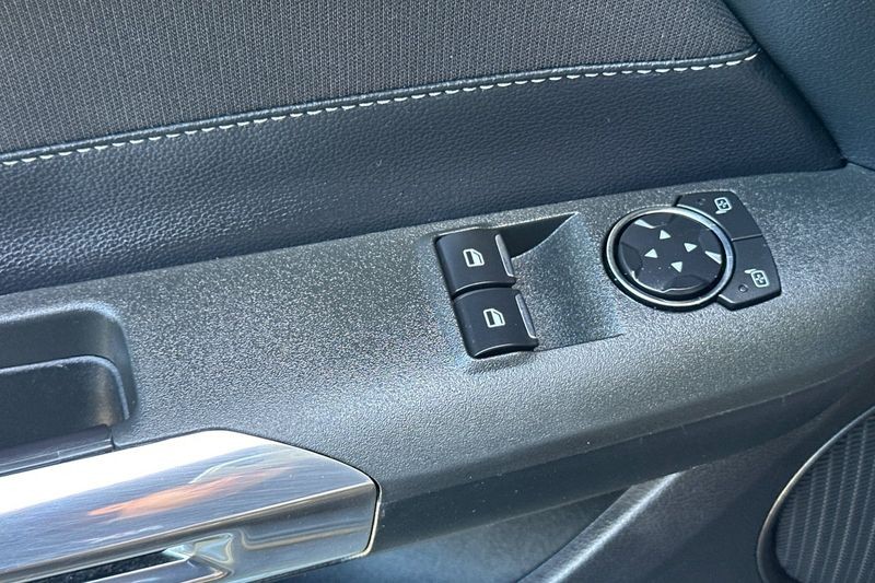 Ford Mustang Vehicle Full-screen Gallery Image 12