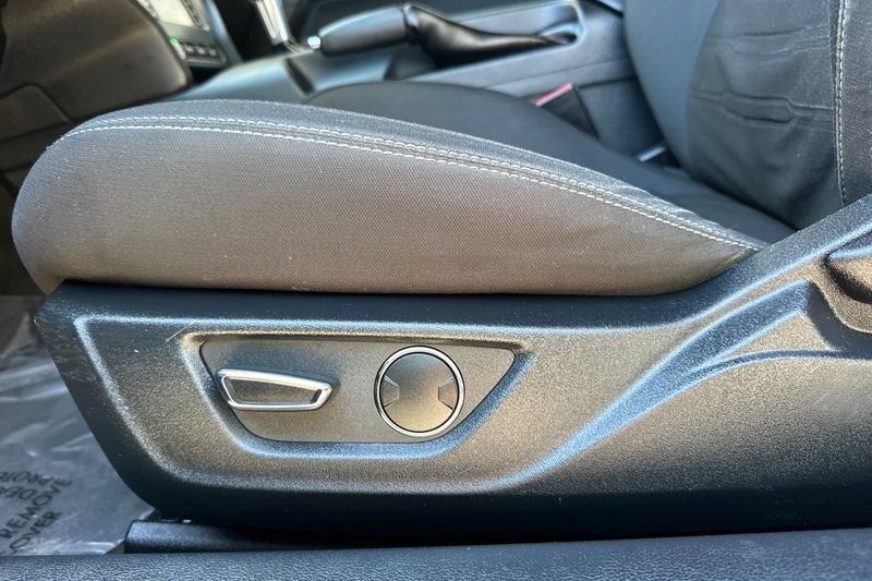 Ford Mustang Vehicle Full-screen Gallery Image 13