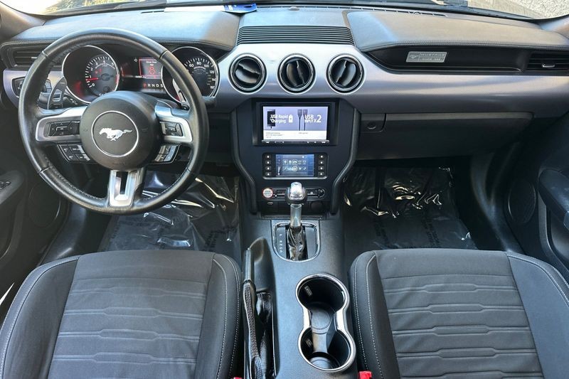 Ford Mustang Vehicle Full-screen Gallery Image 15