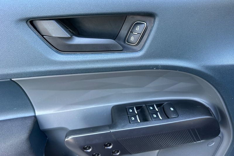 Ford Maverick Vehicle Full-screen Gallery Image 11