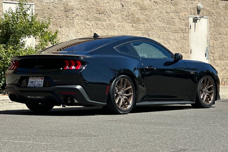 Ford Mustang Vehicle Full-screen Gallery Image 03