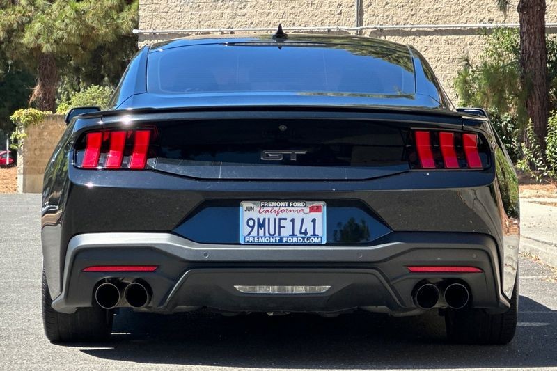 Ford Mustang Vehicle Full-screen Gallery Image 04