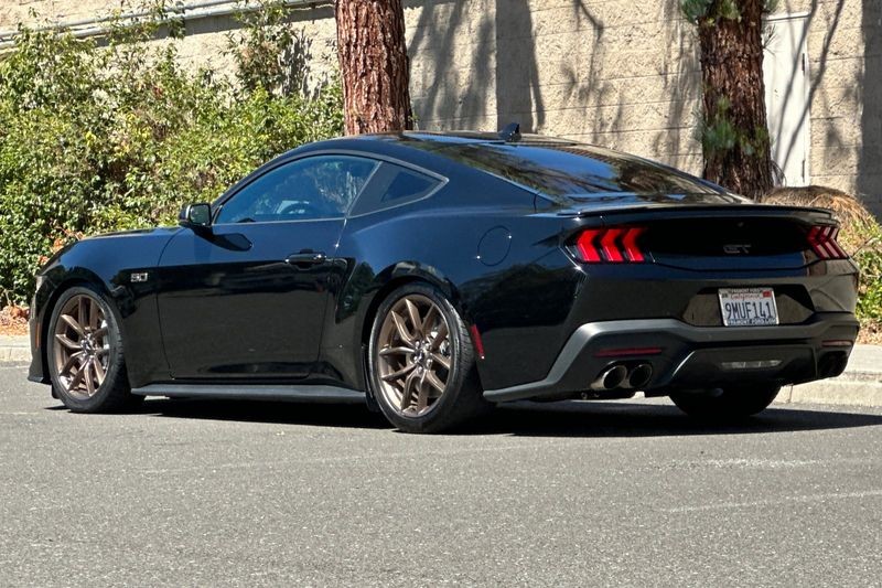 Ford Mustang Vehicle Full-screen Gallery Image 05