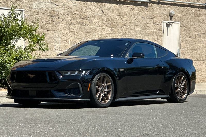Ford Mustang Vehicle Full-screen Gallery Image 08