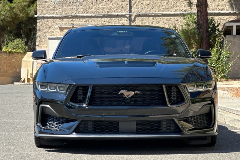 Ford Mustang Vehicle Full-screen Gallery Image 09