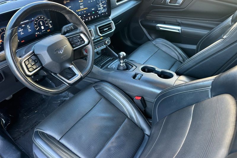 Ford Mustang Vehicle Full-screen Gallery Image 10