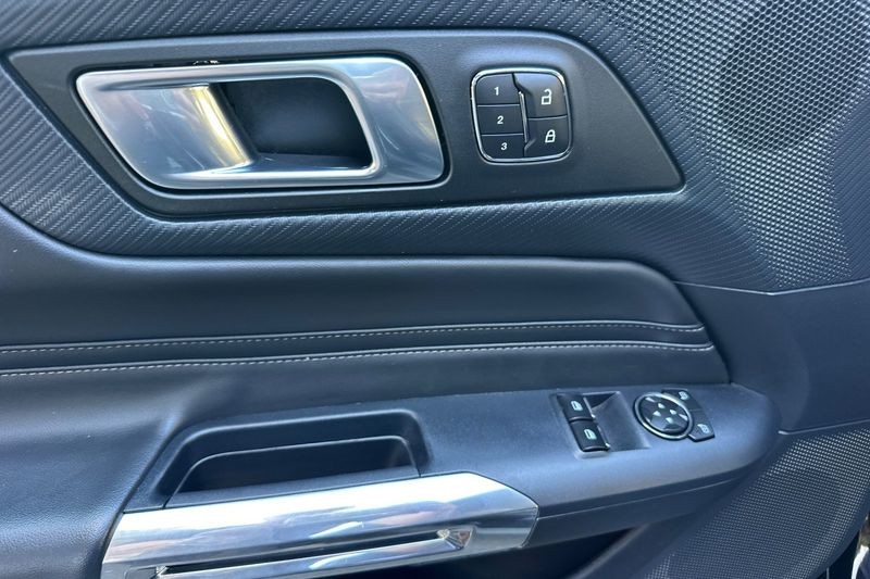 Ford Mustang Vehicle Full-screen Gallery Image 11