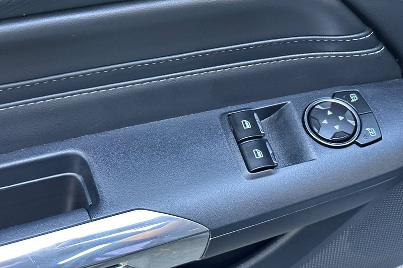 Ford Mustang Vehicle Full-screen Gallery Image 12