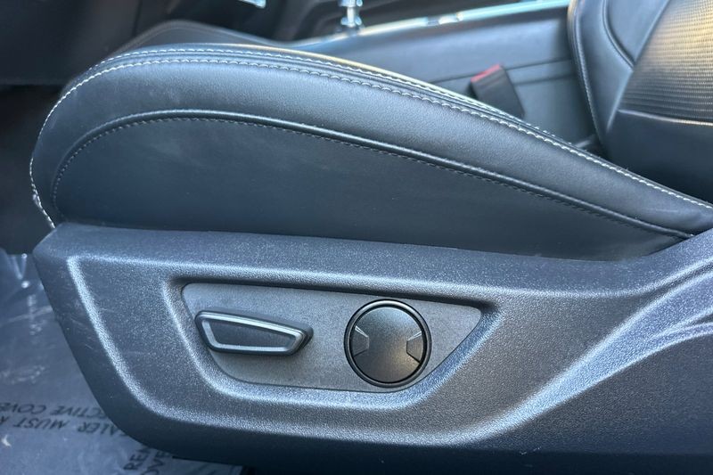Ford Mustang Vehicle Full-screen Gallery Image 13
