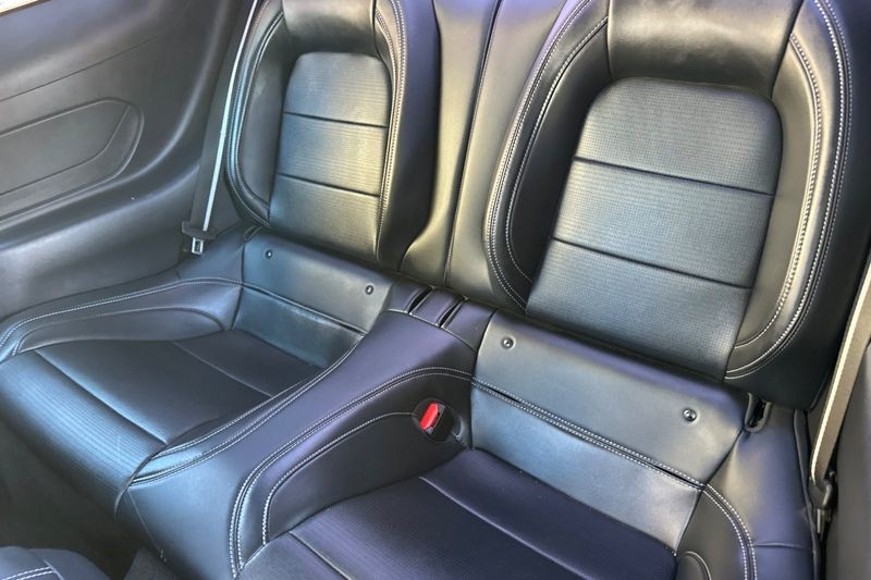 Ford Mustang Vehicle Full-screen Gallery Image 14