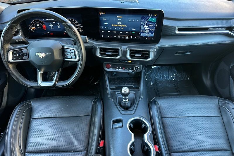 Ford Mustang Vehicle Full-screen Gallery Image 15