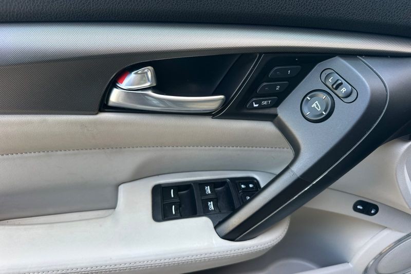 Acura TL Vehicle Full-screen Gallery Image 10