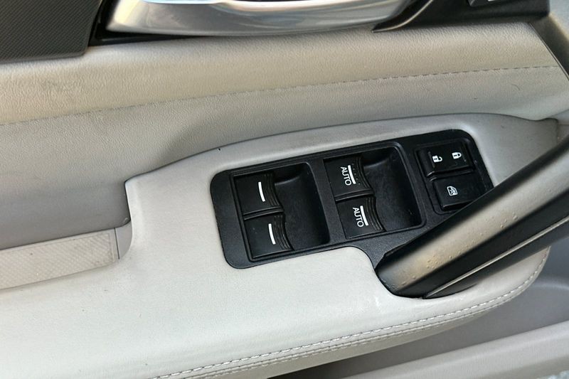 Acura TL Vehicle Full-screen Gallery Image 11