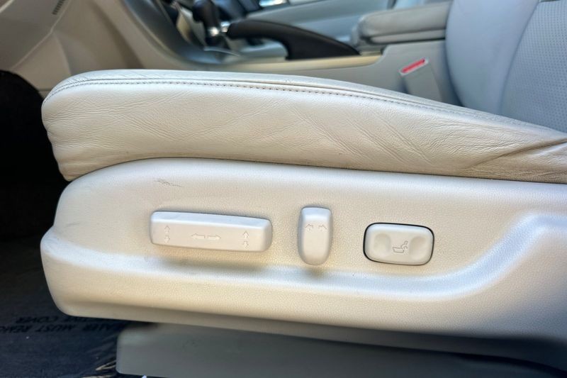 Acura TL Vehicle Full-screen Gallery Image 12